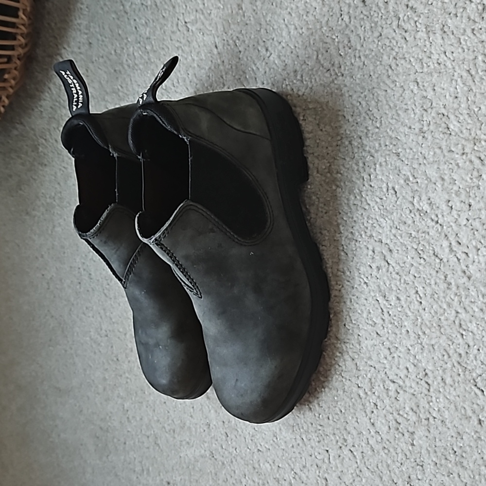Blunstone, low-cut shoe originals.  Rustic black, size 4.